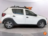 Usado Dacia Sandero Comfort 91 CV (66 kW) 2018 Blanco Utilitario