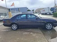 Usado Mercedes E300 Elegance 177 CV (130 kW) 1999 Azul Berlina