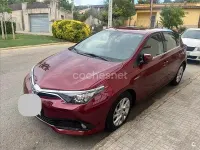 Usado Toyota Auris Hybrid Active 136 CV (100 kW) 2018 Granate Berlina