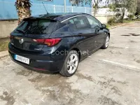 Usado Opel Astra Dynamic 125 CV (91 kW) 2019 Verde Berlina