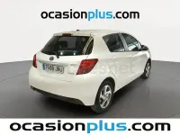 Usado Toyota Yaris Hybrid Active 100 CV (73 kW) 2016 Blanco Berlina