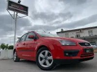 Usado Ford Focus Ghia 109 CV (80 kW) 2005 Rojo Berlina