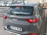 Usado Kia Stonic 84 CV (61 kW) 2023 Gris / plata SUV