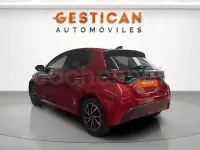 Używany Toyota Yaris Hybrid Style 116 KM (85 kW) 2023 Czerwony Sedan/Limuzyna