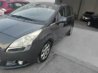 Usado Peugeot 5008 Active 112 CV (82 kW) 2011 Gris / plata Monovolumen