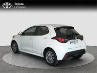 Usado Toyota Yaris Hybrid Active 116 CV (85 kW) 2022 Blanco Monovolumen