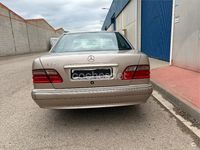 Usado Mercedes E240 Elegance 170 CV (125 kW) 1999 Beige Berlina