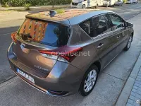 Usado Toyota Auris Hybrid 136 CV (100 kW) 2016 Gris / plata Berlina
