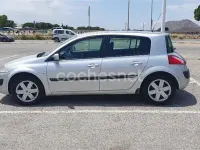 Usado Renault Mégane Authentique 98 CV (72 kW) 2005 Gris / plata Berlina