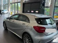 Usado Mercedes A180 AMG line 109 CV (80 kW) 2015 Gris / plata Utilitario