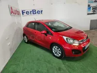 Usado Kia Rio 85 CV (62 kW) 2013 Granate Berlina