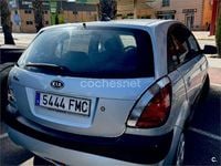 Usado Kia Rio EX 97 CV (71 kW) 2007 Gris / plata Berlina