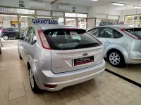 Usado Ford Focus Trend 100 CV (73 kW) 2011 Gris / plata Berlina