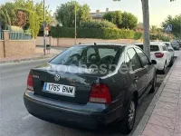 Usado VW Bora Trendline 110 CV (80 kW) 2001 Gris / plata Berlina