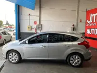 Usado Ford Focus Trend 109 CV (80 kW) 2011 Gris / plata Berlina