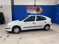 Usado Renault Mégane 90 CV (66 kW) 1997 Blanco Berlina