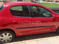Usado Peugeot 206 75 CV (55 kW) 2005 Rojo Berlina