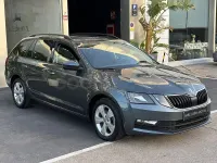 Usado Skoda Octavia Ambition 150 CV (110 kW) 2020 Gris / plata Familiar