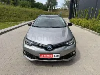 Usado Toyota Auris Hybrid Advance 136 CV (100 kW) 2017 Gris / plata Berlina