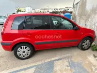 Usado Ford Fusion 90 CV (66 kW) 2005 Rojo Utilitario
