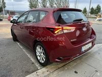 Usado Toyota Auris Active 90 CV (66 kW) 2017 Rojo Berlina