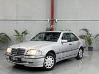 Usado Mercedes C180 Elegance 122 CV (89 kW) 1997 Gris / plata Berlina