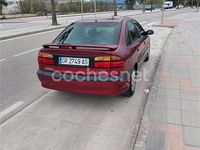 Usado Renault Laguna 110 CV (80 kW) 1998 Granate Berlina