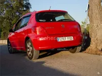 Usado Peugeot 307 90 CV (66 kW) 2006 Rojo Berlina