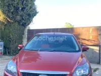 Usado Ford Focus Trend 109 CV (80 kW) 2009 Granate Berlina