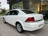 Usado Opel Astra Edition 110 CV (80 kW) 2011 Blanco Berlina