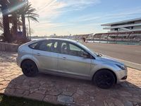 Usado Ford Focus Trend 109 CV (80 kW) 2010 Gris / plata Berlina