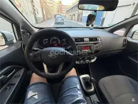 Usado Kia Rio 84 CV (61 kW) 2017 Gris / plata Berlina