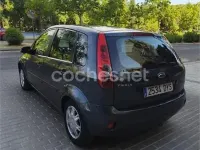 Usado Ford Fiesta Trend 90 CV (66 kW) 2006 Gris / plata Utilitario