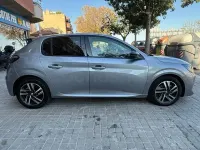 Usado Peugeot 208 Allure 100 CV (73 kW) 2023 Gris / plata Utilitario