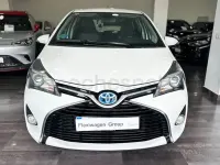 Usado Toyota Yaris Hybrid Active 100 CV (73 kW) 2015 Blanco Berlina