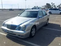 Usado Mercedes E220 Classic 143 CV (105 kW) 2001 Gris / plata Berlina