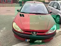Usado Peugeot 206 70 CV (51 kW) 2004 Rojo Berlina