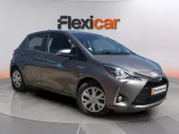 Usado Toyota Yaris Hybrid Active 100 CV (73 kW) 2020 Gris Berlina