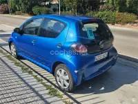 Usado Toyota Aygo Live 68 CV (50 kW) 2011 Azul Utilitario