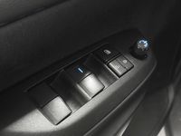 Usado Toyota Yaris Hybrid Edition 116 CV (85 kW) 2023 Gris / plata Berlina