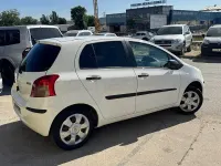 Usado Toyota Yaris Sol 87 CV (63 kW) 2009 Blanco Utilitario