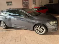 Usado Renault Mégane IV Zen 130 CV (95 kW) 2017 Gris / plata Berlina