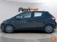 Usado Toyota Yaris Hybrid Active 100 CV (73 kW) 2019 Negro Berlina