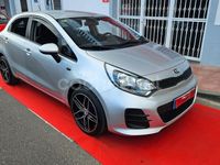 Usado Kia Rio 84 CV (61 kW) 2016 Gris / plata Berlina