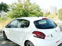 Usado Peugeot 208 Style 110 CV (80 kW) 2017 Blanco Utilitario