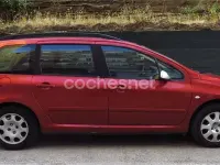 Usado Peugeot 307 90 CV (66 kW) 2005 Granate Familiar