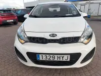Usado Kia Rio 85 CV (62 kW) 2014 Blanco Berlina