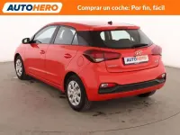 Usado Hyundai i20 75 CV (55 kW) 2018 Rojo Berlina