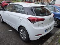 Usado Hyundai i20 84 CV (61 kW) 2015 Blanco Berlina