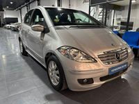 Usado Mercedes A180 Exclusive 109 CV (80 kW) 2010 Gris / plata Monovolumen